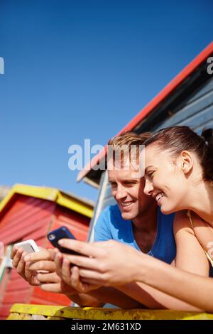 Vous avez eu de belles photos. un couple regarde des photos pendant ses vacances. Banque D'Images