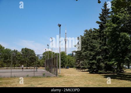 10 juillet 2022, Toronto Ontario Canada. Vue sur la tour CN depuis l'île Centre. Luke Durda/Alamy Banque D'Images