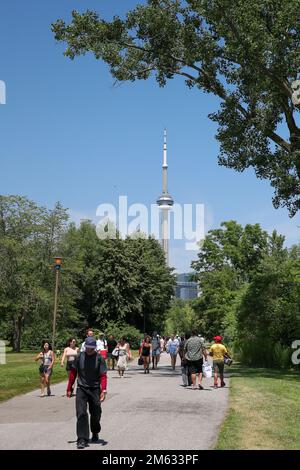 10 juillet 2022, Toronto Ontario Canada. Vue sur la tour CN depuis l'île Centre. Luke Durda/Alamy Banque D'Images