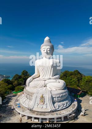 Le Grand Bouddha est une statue de Bouddha Maravija assise à Phuket, en Thaïlande. Le nom officiel est Phra Phutta Ming Mongkol Eknakiri raccourci à Ming Mongkol BU Banque D'Images