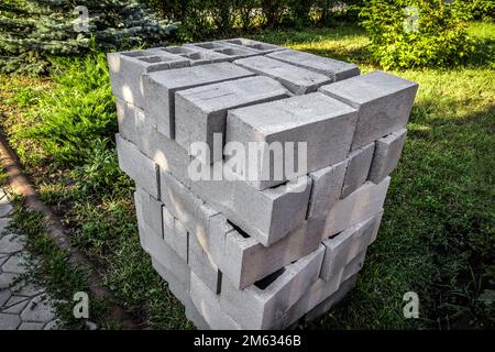 Grande pile de blocs de construction en béton gris. Banque D'Images