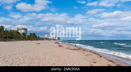 Fort Lauderdale, FL, Etats-Unis - 19 novembre 2022 : les personnes qui profitent du soleil sur la plage de fort Lauderdale Playa las Olas. Banque D'Images