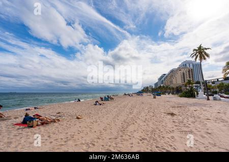 Fort Lauderdale, FL, Etats-Unis - 19 novembre 2022 : les personnes qui profitent du soleil sur la plage de fort Lauderdale Playa las Olas. Banque D'Images