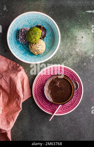 Du haut du verre de café turc et des boules pakhlava sucrées traditionnelles servies sur une table en béton vert Banque D'Images