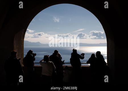 personnes observant le paysage marin à l'intérieur d'un château Banque D'Images