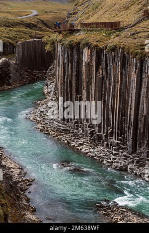 Vue aérienne du canyon basaltique avec la haute falaise rocheuse et l'eau turquoise située en Islande Banque D'Images