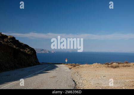 Une route isolée sur une colline et vue sur la mer Égée dans les cyclades d'iOS Grèce Banque D'Images
