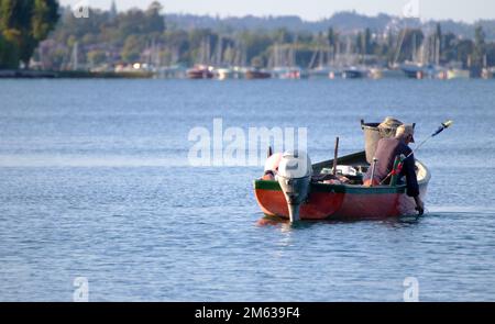 vieux pêcheur sur un petit bateau Banque D'Images