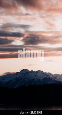 Vue à couper le souffle sur les montagnes immenses et rugueuses couvertes de neige sous un ciel nuageux et sombre au coucher du soleil situé à Cholila Banque D'Images