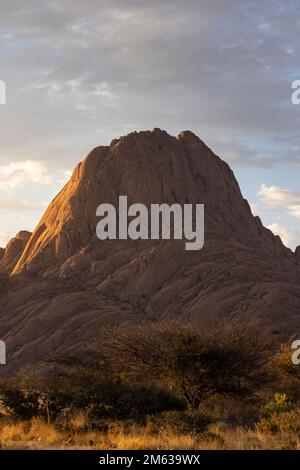 Vue panoramique de la formation rocheuse unique de granit rose dans le paysage de Damaraland Namibie Afrique Banque D'Images