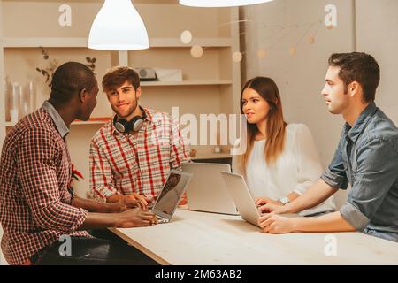 Jeunes entrepreneurs multiethniques travaillant au Bureau Banque D'Images