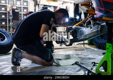 Ambiance, bivouac, mécanicien, mécanicien pendant la phase 1 du Dakar 2023 autour du camp de la mer, sur 1 janvier 2023 près de Yanbu, Arabie Saoudite - photo Julien Delfosse / DPPI Banque D'Images