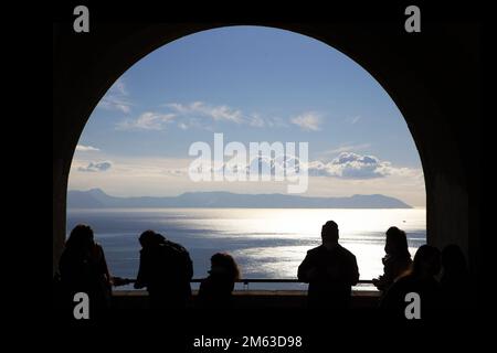 personnes observant le paysage marin à l'intérieur d'un château Banque D'Images