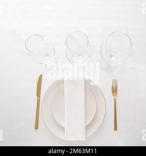 Couteau à couverts d'or et fourchette, verres à vin sur fond de pierre pour le concept de dîner de restaurant. Banque D'Images