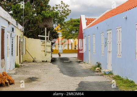 WILLEMSTAD, CURAÇAO - 22 NOVEMBRE 2007 : les maisons colorées du quartier d'Otrobanda, Willemstad, Curaçao Banque D'Images