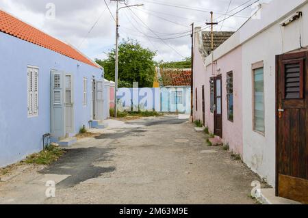 WILLEMSTAD, CURAÇAO - 22 NOVEMBRE 2007 : les maisons colorées du quartier d'Otrobanda, Willemstad, Curaçao Banque D'Images