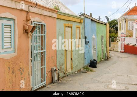 WILLEMSTAD, CURAÇAO - 22 NOVEMBRE 2007 : les maisons colorées du quartier d'Otrobanda, Willemstad, Curaçao Banque D'Images