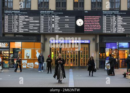 Les passagers se promèneront le long de la plate-forme de la gare centrale d'Helsinki. La gare centrale d'Helsinki est la principale gare de trains de banlieue et de trains longue distance au départ d'Helsinki, en Finlande. Banque D'Images