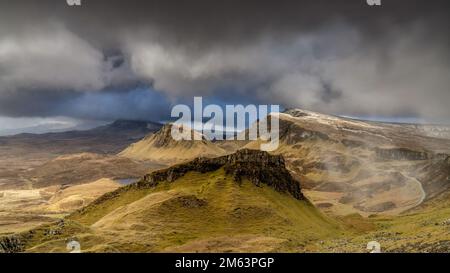 Quiraing, Île de Skye, Écosse, avec un temps dramatique et des nuages balayant le paysage montagneux accidenté. Îles écossaises et Highlands Banque D'Images