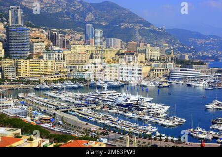 La principauté de Monaco est dirigée par le Prince Albert II, Monte-Carlo est un quartier de Monaco où sont situés le casino et l'hôtel de Paris. Banque D'Images