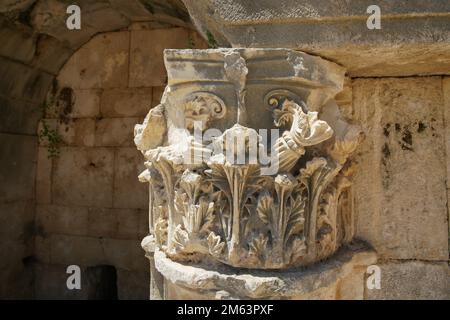 Chef de colonne dans le théâtre de la ville ancienne de Perge dans la ville d'Antalya, Turkiye Banque D'Images