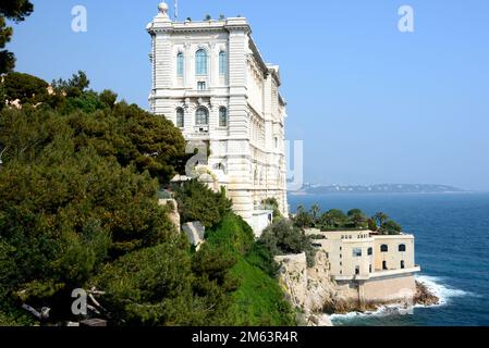 La principauté de Monaco est dirigée par le Prince Albert II Le musée océanographique né par le Prince Albert 1er abrite 600 espaces de poissons. Banque D'Images