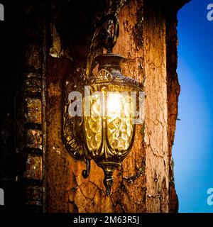 Une belle ancienne lampe murale accroche sur le mur de l'ancien bâtiment. Banque D'Images