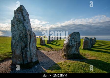 Tal's Stones/Ales stenar, ovale en pierre mégalithique, représentant un navire en pierre près de Kåseberga, Skåne, Suède Banque D'Images