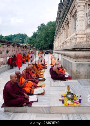 MOINES MÉDITANT À L'INTÉRIEUR DU TEMPLE DE MAHABODHI, BODHGAYA, BIHAR, INDE, ASIE Banque D'Images