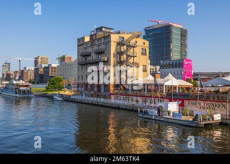 Berlin, Allemagne - 7 août 2021: Le Musée du mur et les Pirates Berlin restaurant au bord de la rivière Spree, côté est de la ville Banque D'Images