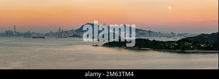 Panorama haute résolution de la pleine lune qui s'élève au-dessus de Cyberport, avec Victoria Peak et la ville de Hong Kong au crépuscule, 2012 (156Mpx) Banque D'Images