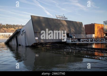 Belgrade, Serbie, le 01 janvier 2023 : Freestyler, un club flottant sur la rivière Sava, a partiellement coulé en raison d’une fête surpeuplée de la Saint-Sylvestre Banque D'Images