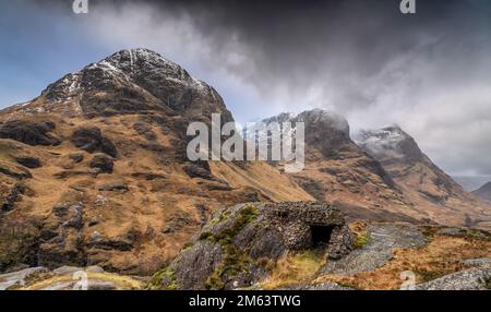 Les montagnes Three Sisters, Glencoe dans les montagnes écossaises. Célèbres trois sommets de Glencoe. Près de fort William et Loch Ness Scotland. Banque D'Images