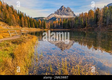 Le lac Antorno (Lago d'Antorno) est un petit lac de montagne dans les Dolomites italiens. Il est situé au nord de la province de Belluno, près de la ville de M Banque D'Images