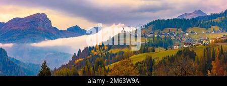 Une grande image panoramique 3:1 avec des couleurs d'automne à Colle Santa Lucia, un village et une commune de la province italienne de Belluno, dans la région de Vénétie. Le Banque D'Images