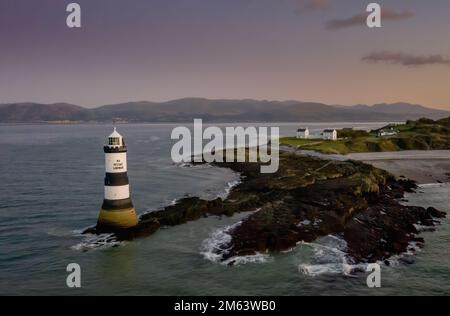 Phare de Penmon Point sur la côte d’Anglesey dans le nord du Pays de Galles, surplombant le détroit de Menai et l’île Puffin. Banque D'Images
