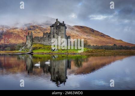 Château de Kilchurn sur le Loch Awe, château écossais historique reflété dans le loch. Près d'Oban, Glasgow et Glencoe, célèbre pour ses distilleries de whisky Banque D'Images