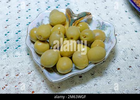 Composition avec olives vertes fraîches dans l'huile de table Banque D'Images