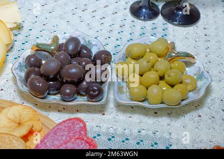 Composition avec olives fraîches noires et vertes dans l'huile de table Banque D'Images