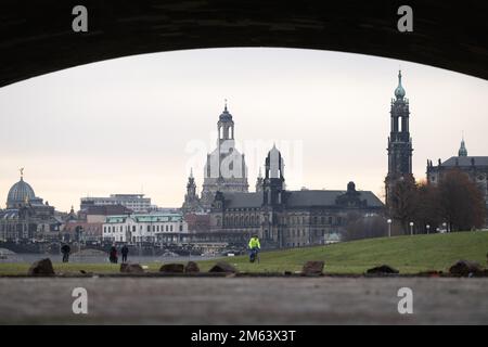02 janvier 2023, Saxe, Dresde : la vieille ville est entourée d'une arche du pont de Marienbrücke. La nouvelle année en Saxe commence par des températures exceptionnellement douces. Selon le Service météorologique allemand de Leipzig, il restera nuageux lundi à 14 à 17 degrés Celsius, mais largement exempt de précipitations. Il y a un vent frais, sur le Fichtelberg, la plus haute montagne de Saxe avec environ 1215 mètres, même avec des calmars. Photo: Sebastian Kahnert/dpa - ATTENTION: Seulement pour usage éditorial dans le cadre de l'actuel rapport et seulement avec la mention complète du crédit ci-dessus Banque D'Images