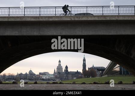 02 janvier 2023, Saxe, Dresde : la vieille ville est entourée d'une arche du pont de Marienbrücke. La nouvelle année en Saxe commence par des températures exceptionnellement douces. Selon le Service météorologique allemand de Leipzig, il restera nuageux lundi à 14 à 17 degrés Celsius, mais largement exempt de précipitations. Il y a un vent frais, sur le Fichtelberg, la plus haute montagne de Saxe avec environ 1215 mètres, même avec des calmars. Photo: Sebastian Kahnert/dpa Banque D'Images