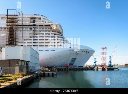 Arc du navire de croisière MSC Euribia en construction dans le chantier naval Chantiers de l'Atlantique à Saint-Nazaire, France. Banque D'Images