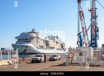 Le navire de croisière MSC Euribia en construction dans le chantier naval Chantiers de l'Atlantique, dans le Grand port maritime de Nantes Saint-Nazaire, France. Banque D'Images