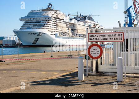 Le navire de croisière MSC Euribia en construction dans le chantier naval Chantiers de l'Atlantique, dans le Grand port maritime de Nantes Saint-Nazaire, France. Banque D'Images