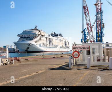 Le navire de croisière MSC Euribia en construction dans le chantier naval Chantiers de l'Atlantique, dans le Grand port maritime de Nantes Saint-Nazaire, France. Banque D'Images