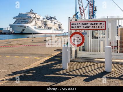 Le navire de croisière MSC Euribia en construction dans le chantier naval Chantiers de l'Atlantique, dans le Grand port maritime de Nantes Saint-Nazaire, France. Banque D'Images