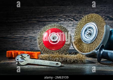 jeu d'outils à fil abrasif sur fond de bois vintage Banque D'Images