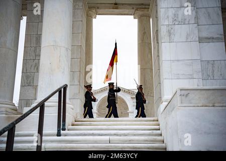 Une protection de couleur des 3D Etats-Unis Le régiment d'infanterie (la vieille garde) porte le drapeau de l'Allemagne à l'appui d'une cérémonie de remise des serment des forces armées avec mention à la tombe du soldat inconnu au cimetière national d'Arlington, Arlington, Virginie, 30 mars 2022. La couronne a été déposée par la ministre allemande de la défense, Christine Lambrecht. Banque D'Images