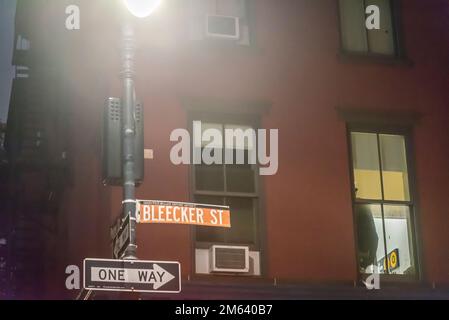 Bleecker Street à Greenwich Village la nuit, New York City, Etats-Unis New York City, Etats-Unis Banque D'Images