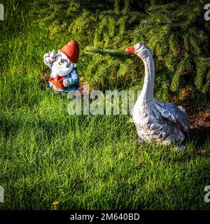 Figurines en plâtre ancien jardin sur la pelouse dans le jardin. Banque D'Images